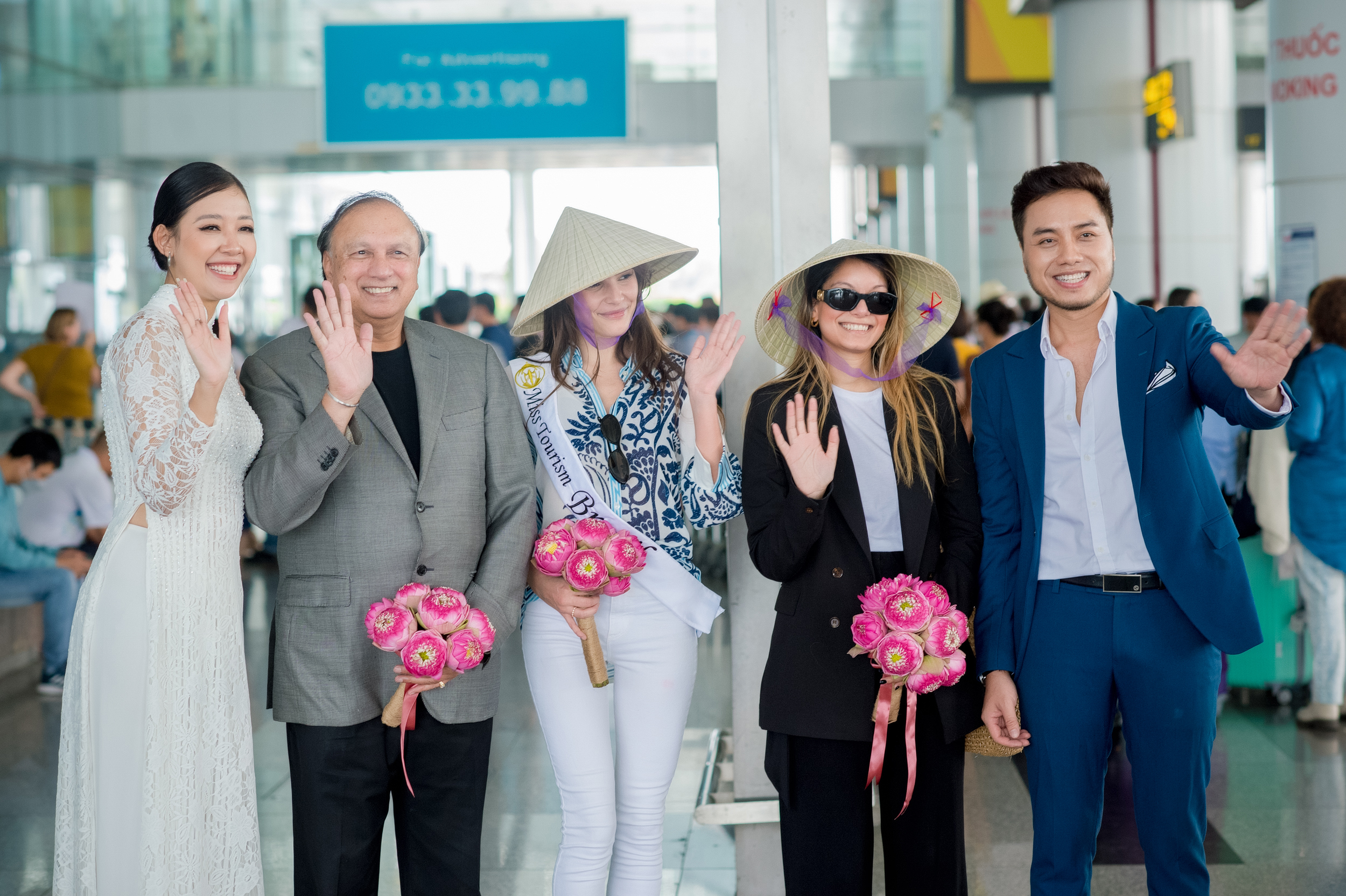 Đại di��n Tấm Cám Media cùng Á hậu 1 Hoa hậu các dân tộc Việt Nam Lương Thị Hoa Đan đón đoàn tại sân bay